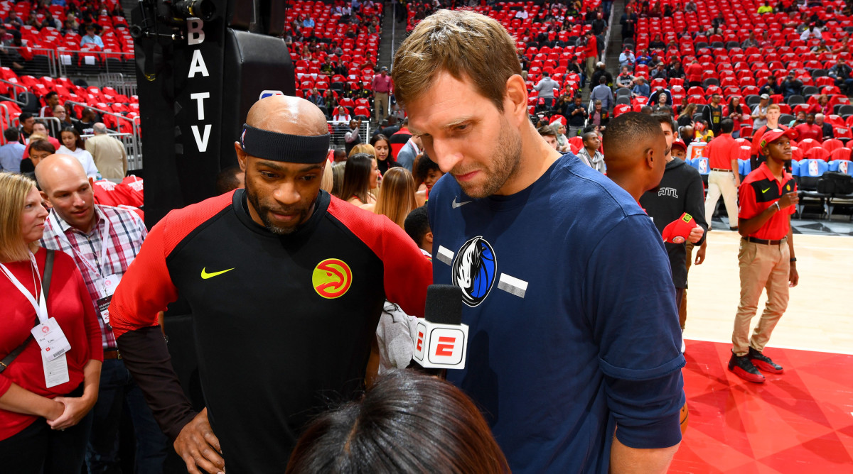 dirk_nowitzki_vince_carter_hawks_mavericks_.jpg